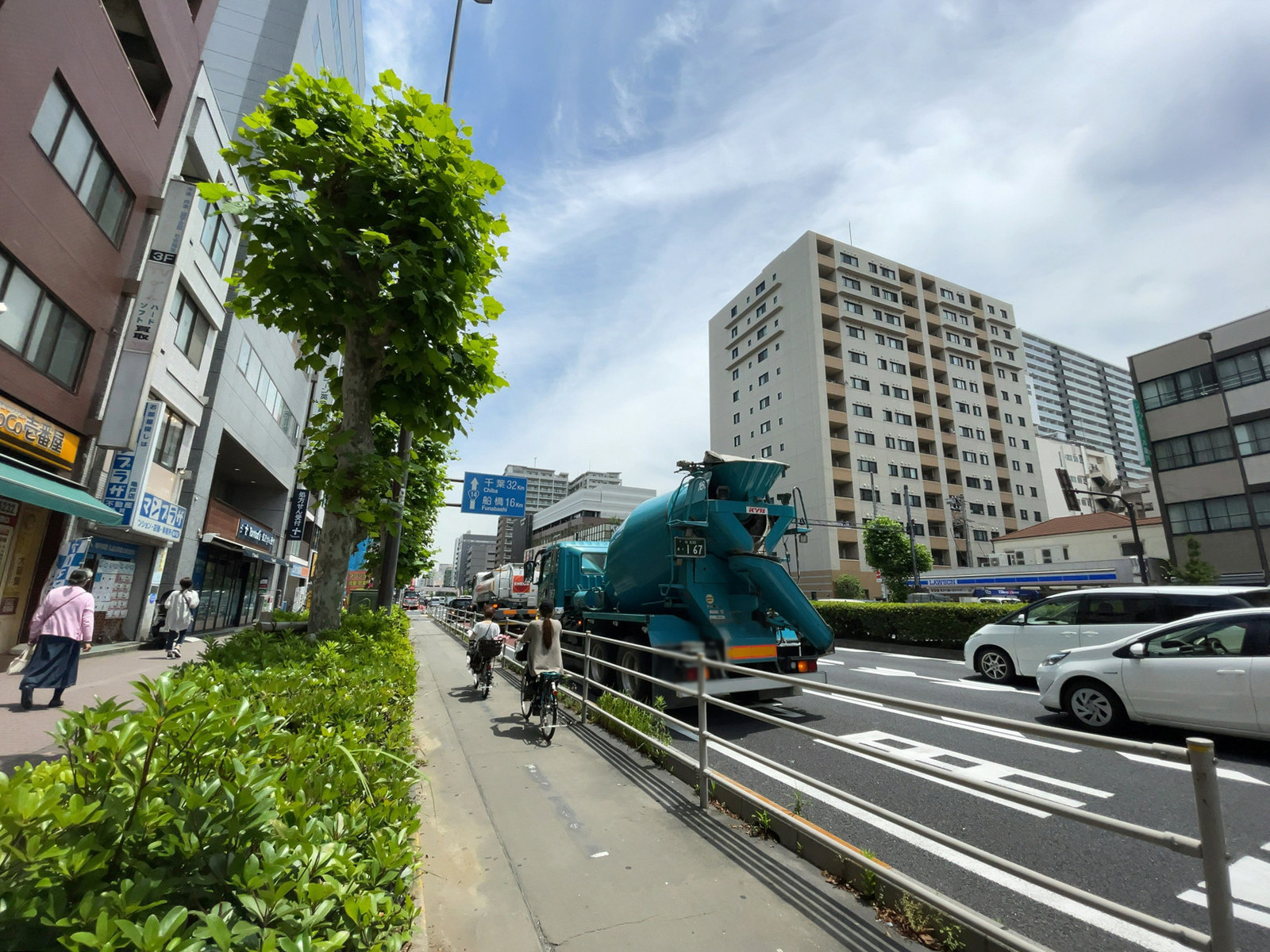 亀戸S&Sビル前面の京葉道路