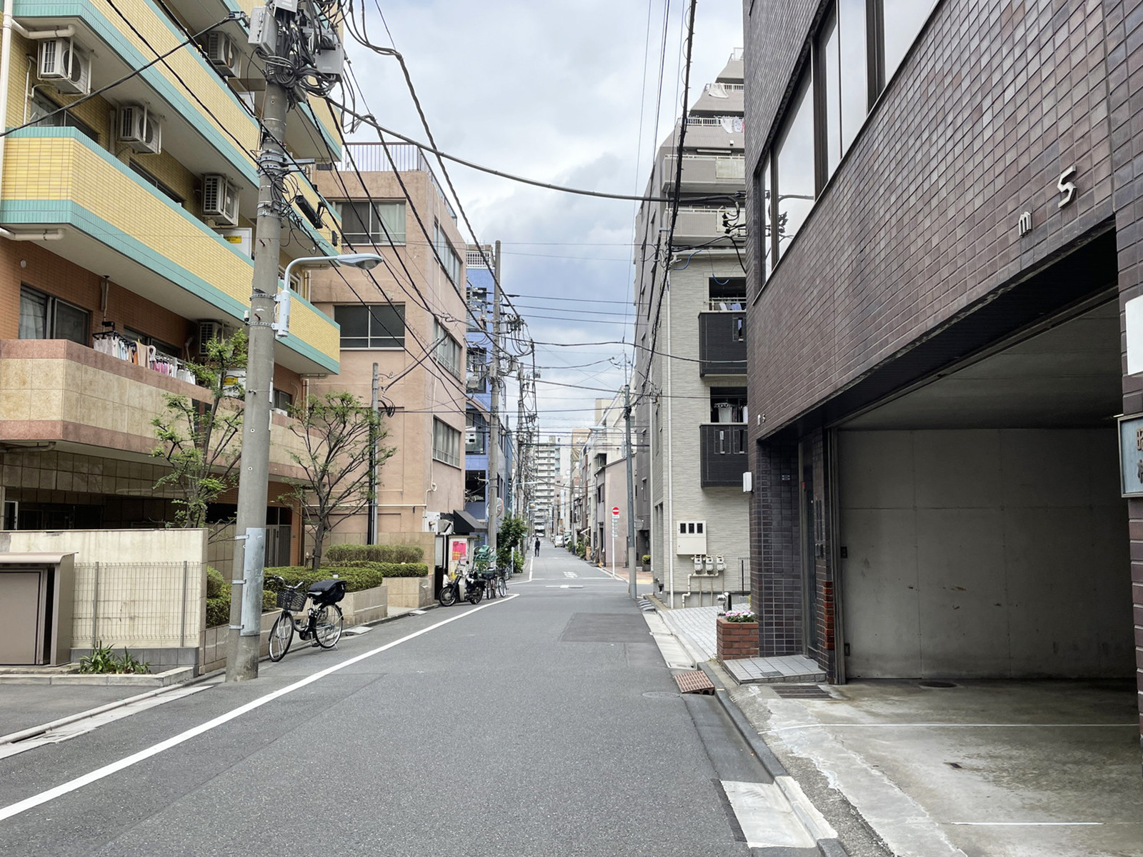 村越ビル前面の通り
