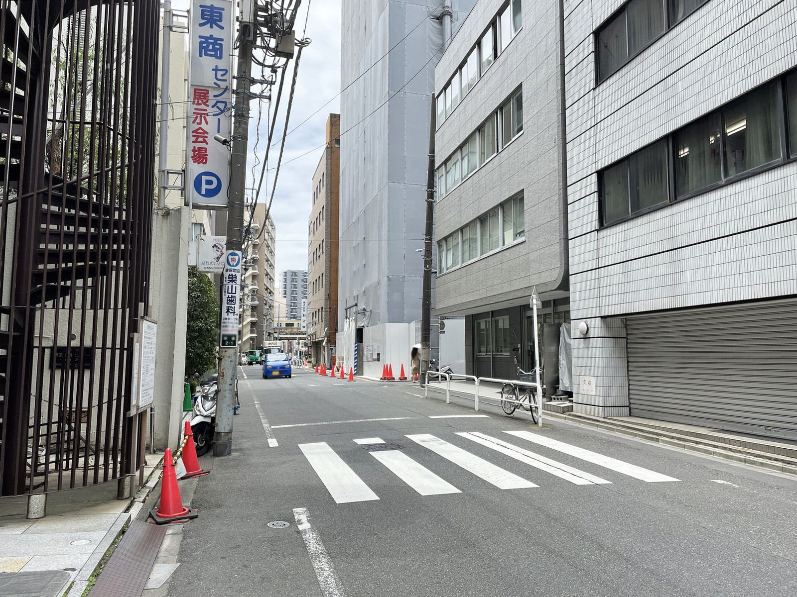 武田ビル前面の柳橋大川端通り