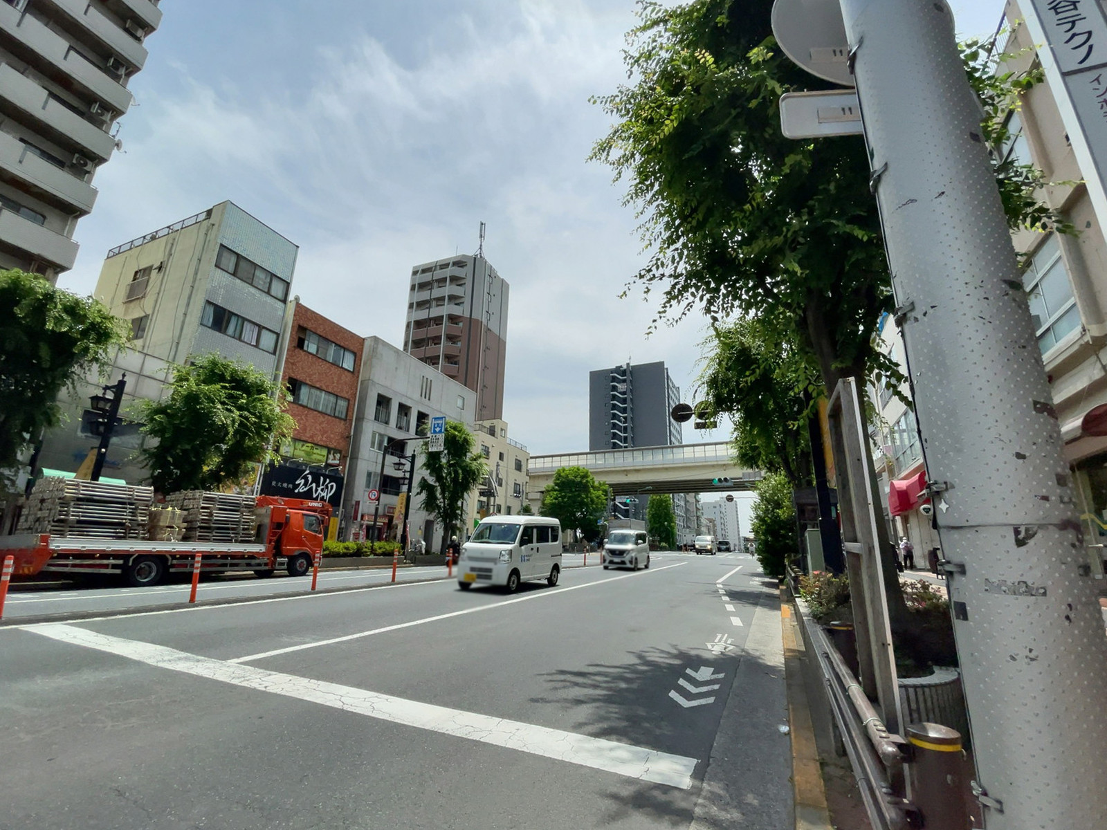 タニビル前面の通り