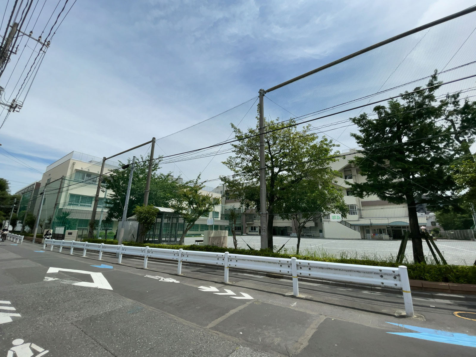 ビル前の江東区立第一亀戸小学校