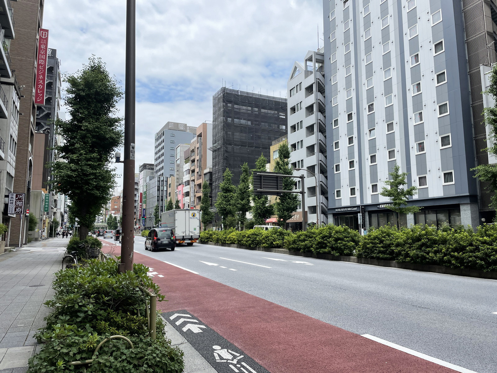 セントラルビル前面の江戸通り