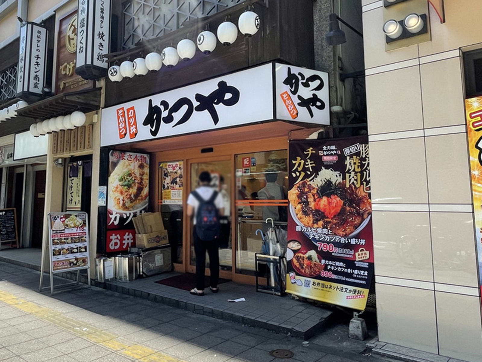 周辺には飲食店が点在