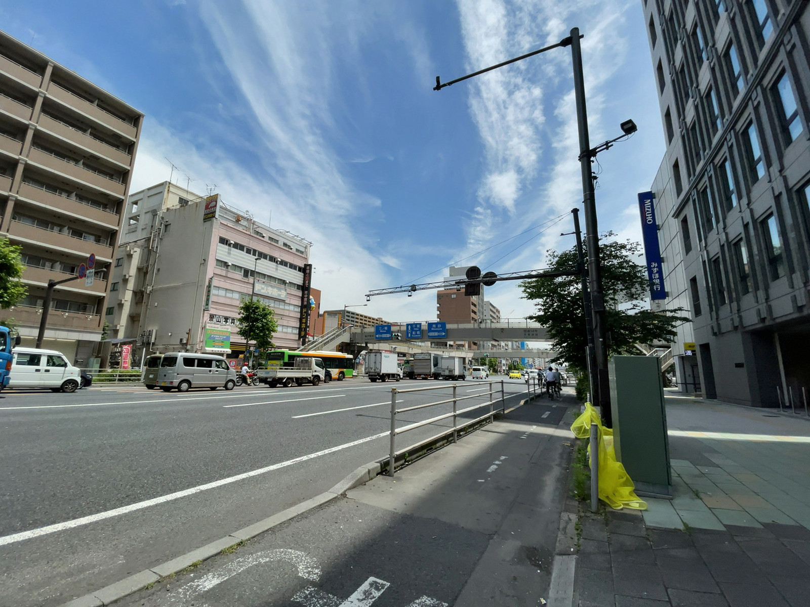 サンウエストビル2前面の京葉道路