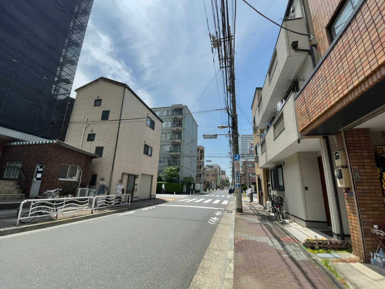 ナルビー亀戸ビル前面の通り