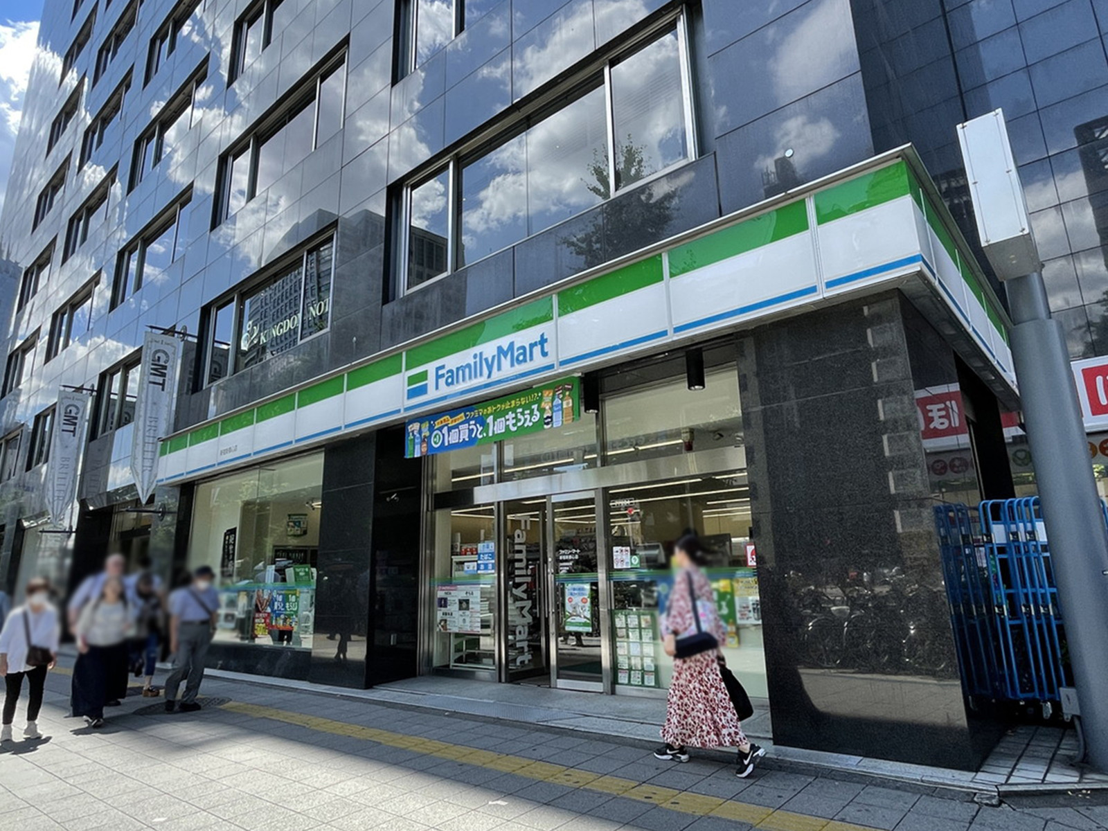 徒歩1分のファミリーマート 新宿新都心店