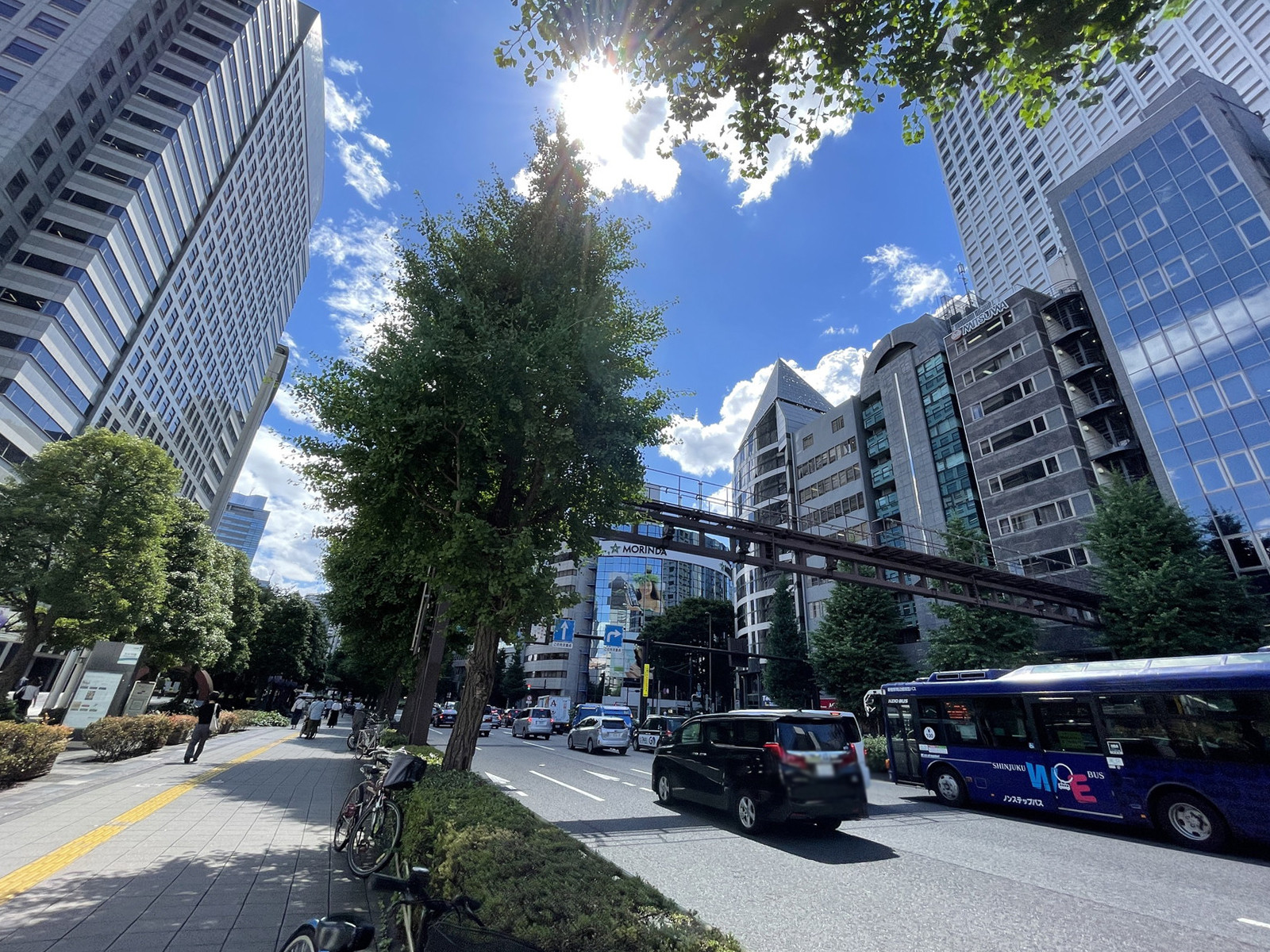 SKI西新宿前面の通り