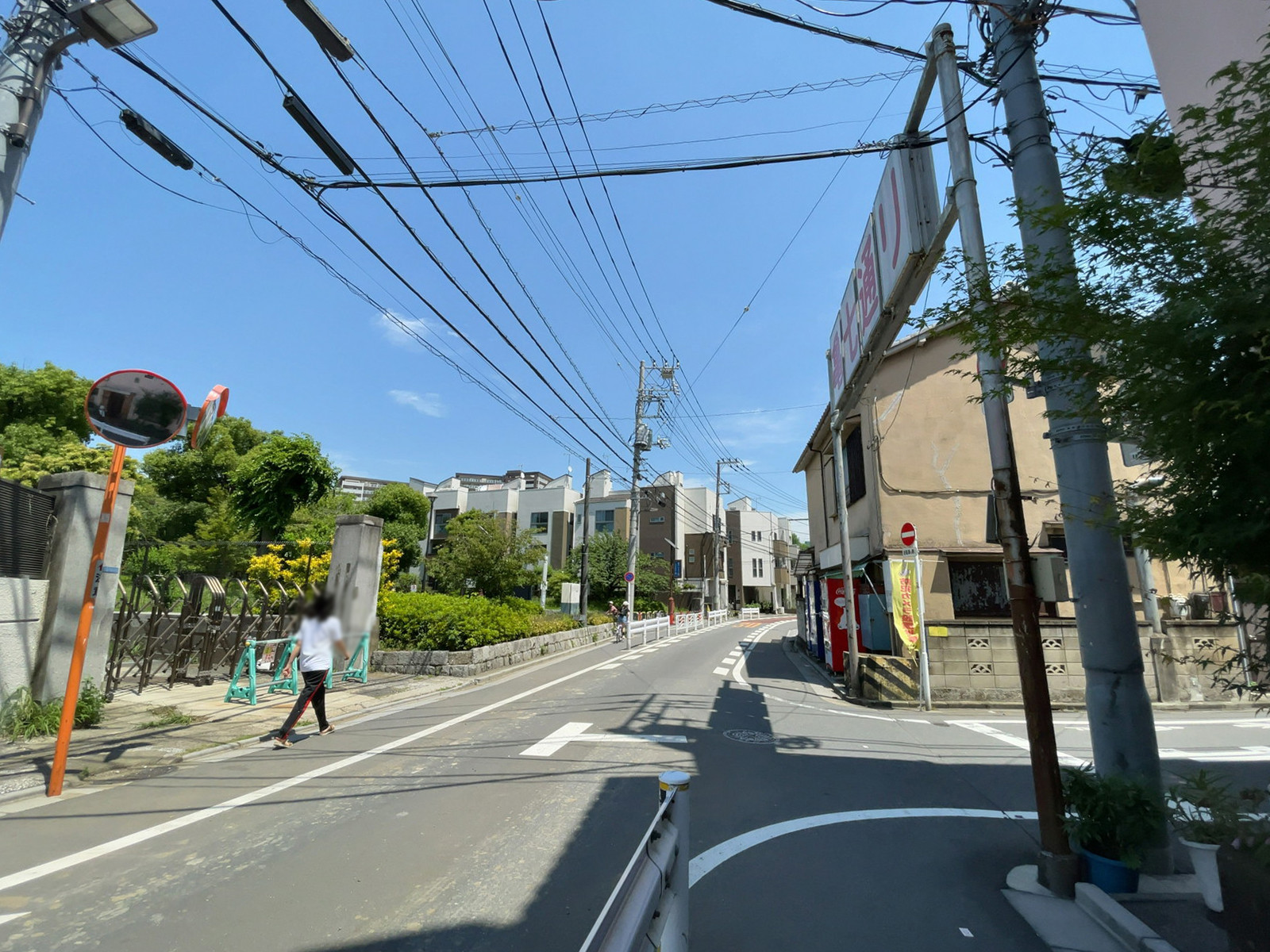 ハイツ栄前面の通り