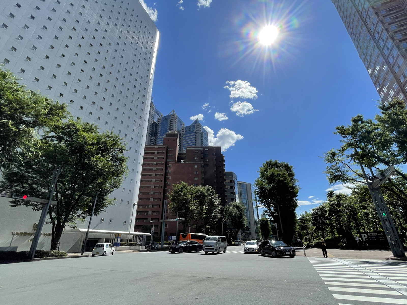 新宿ワシントンホテル前面の通り