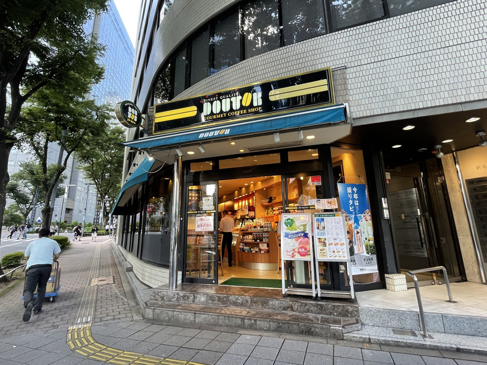 徒歩2分のドトールコーヒーショップ西新宿3丁目店