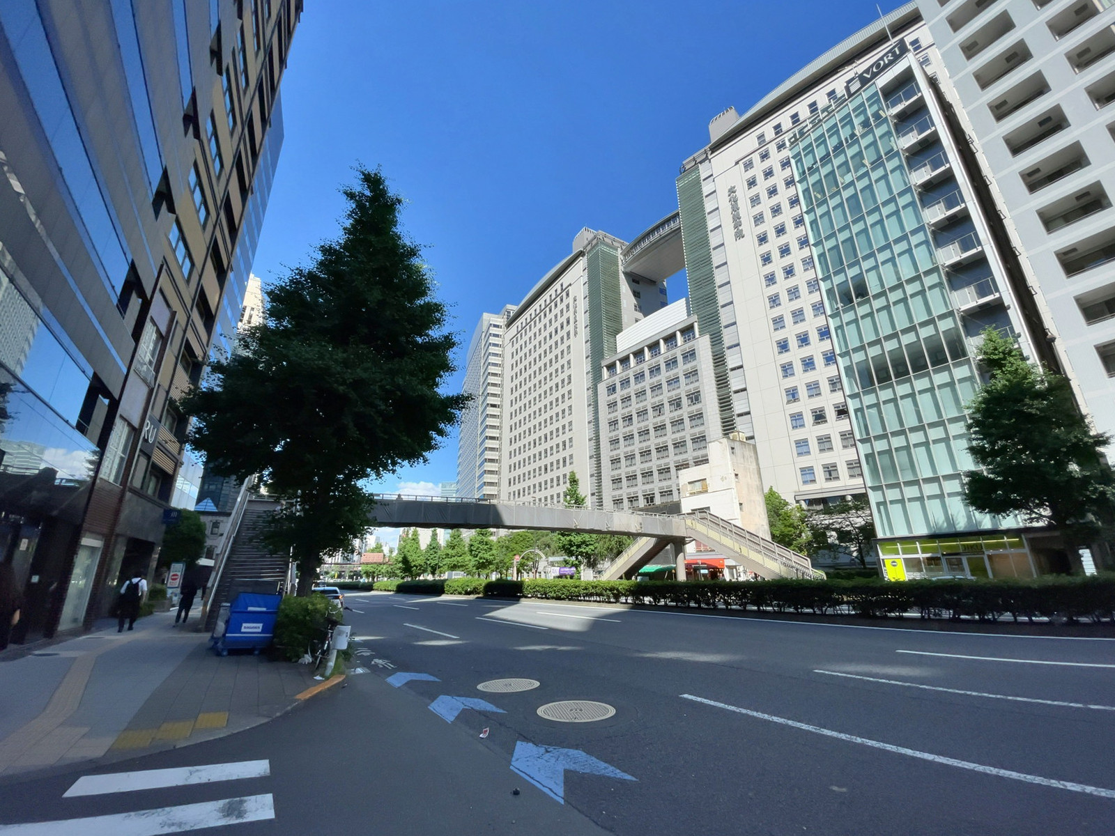 新宿ワープ前面の通り