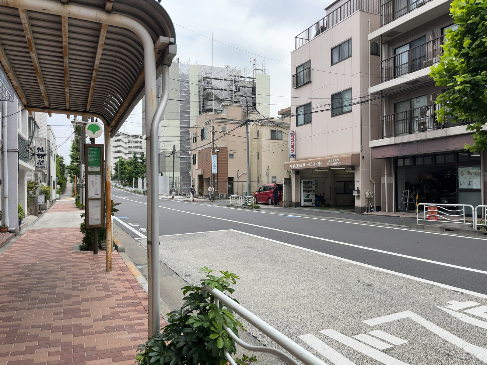 石上ビル前面の大門通り