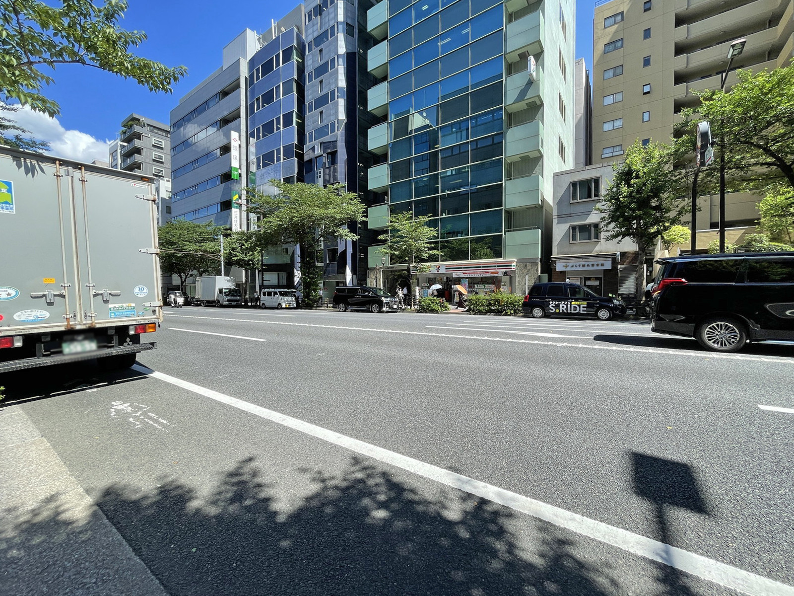 九段北325ビル前面の通り
