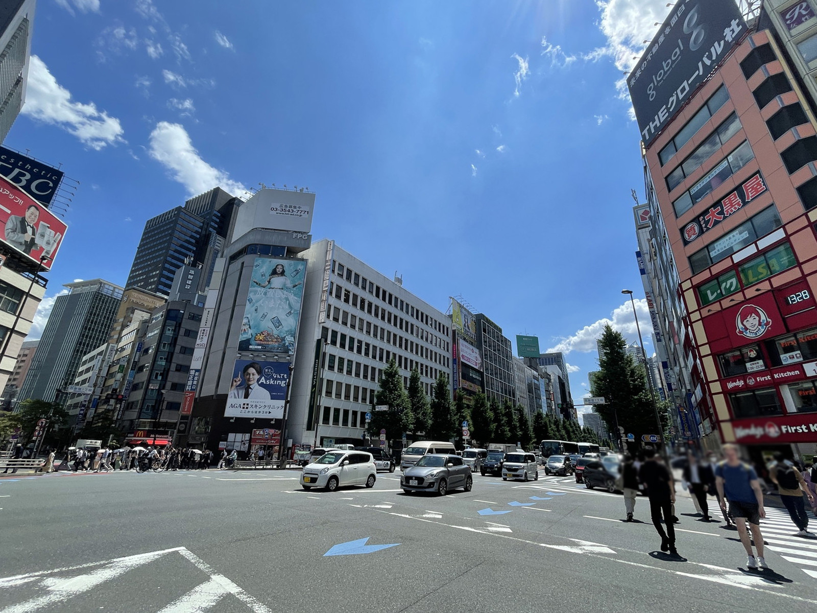 ケイアイ新宿ビル前面の甲州街道