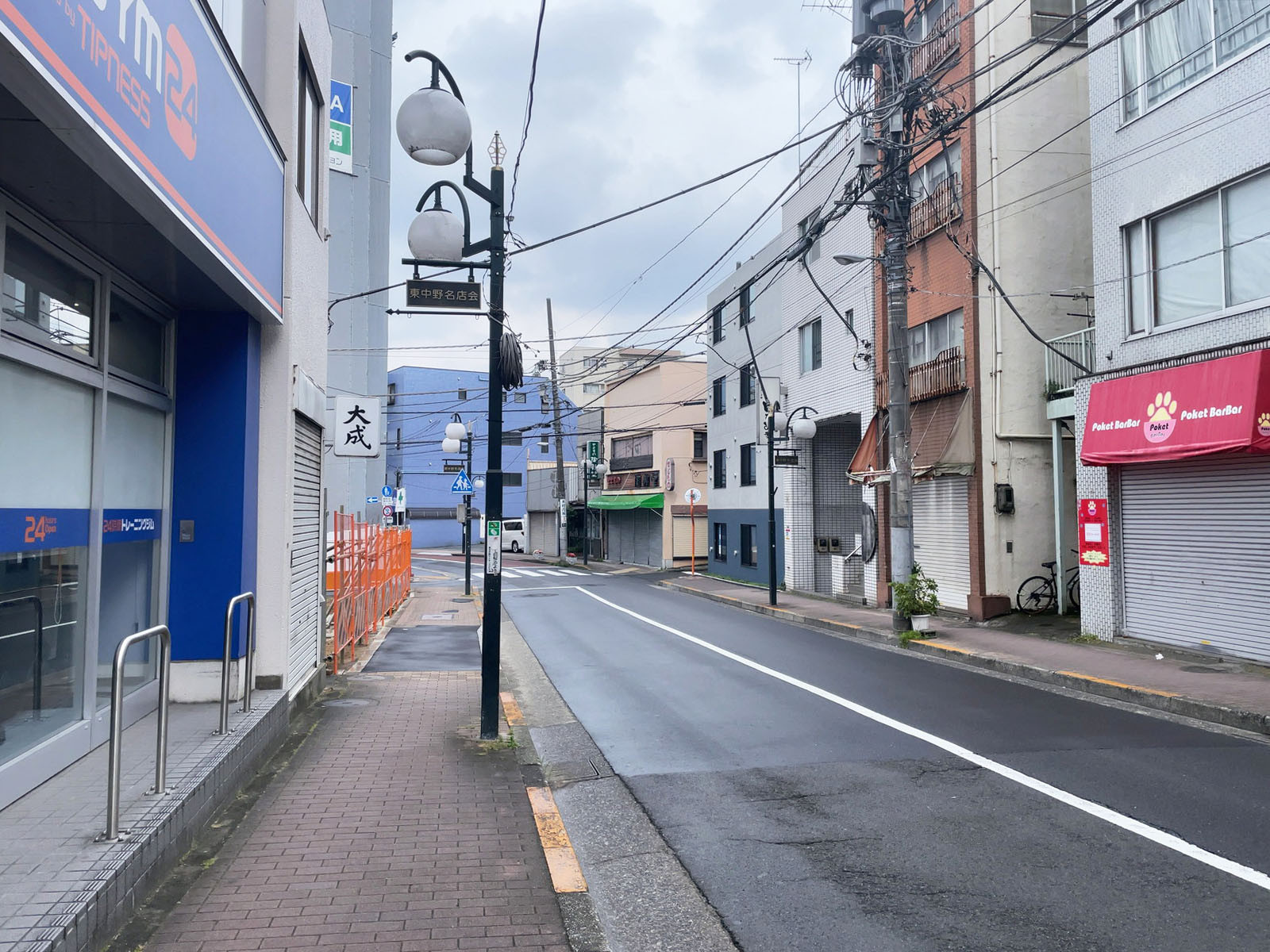 オフィスビル前面の区検通り