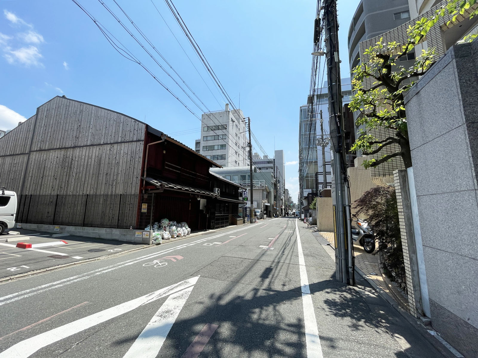 新町アイエスビル前面の通り