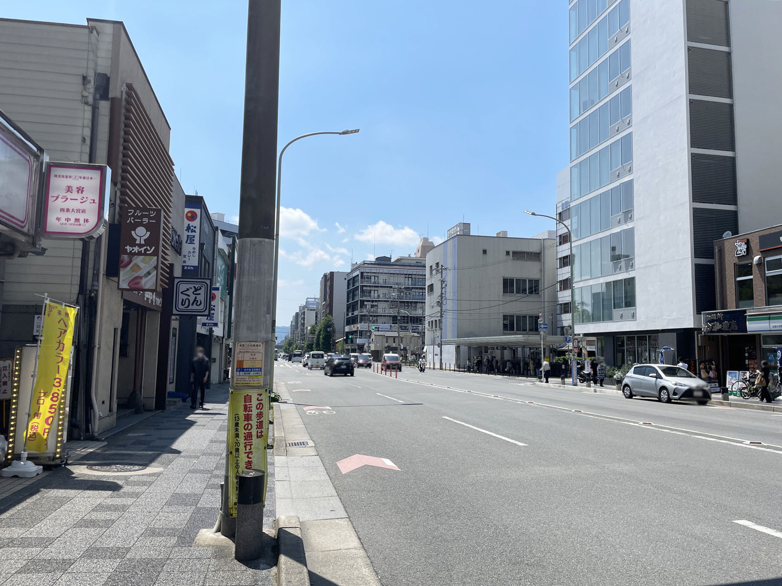 四条ファーストビル前面の通り