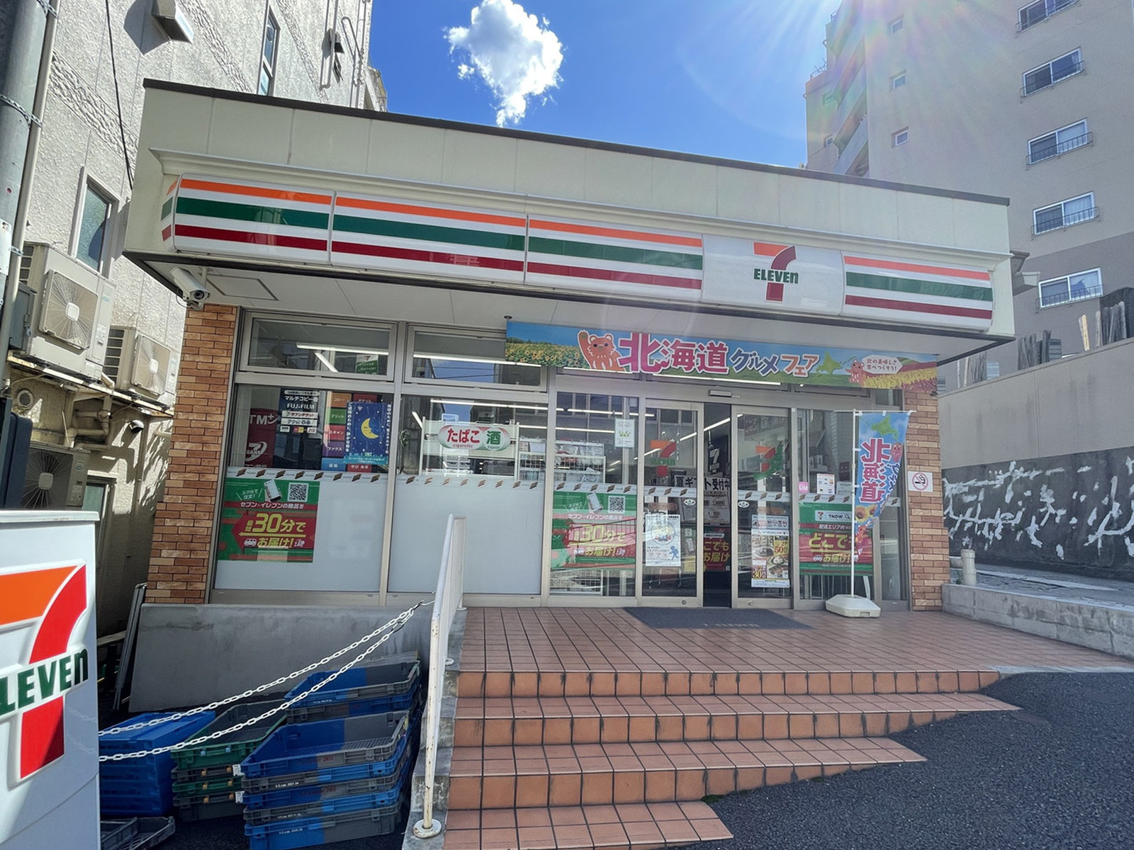 並びのセブンイレブン市谷左内町店