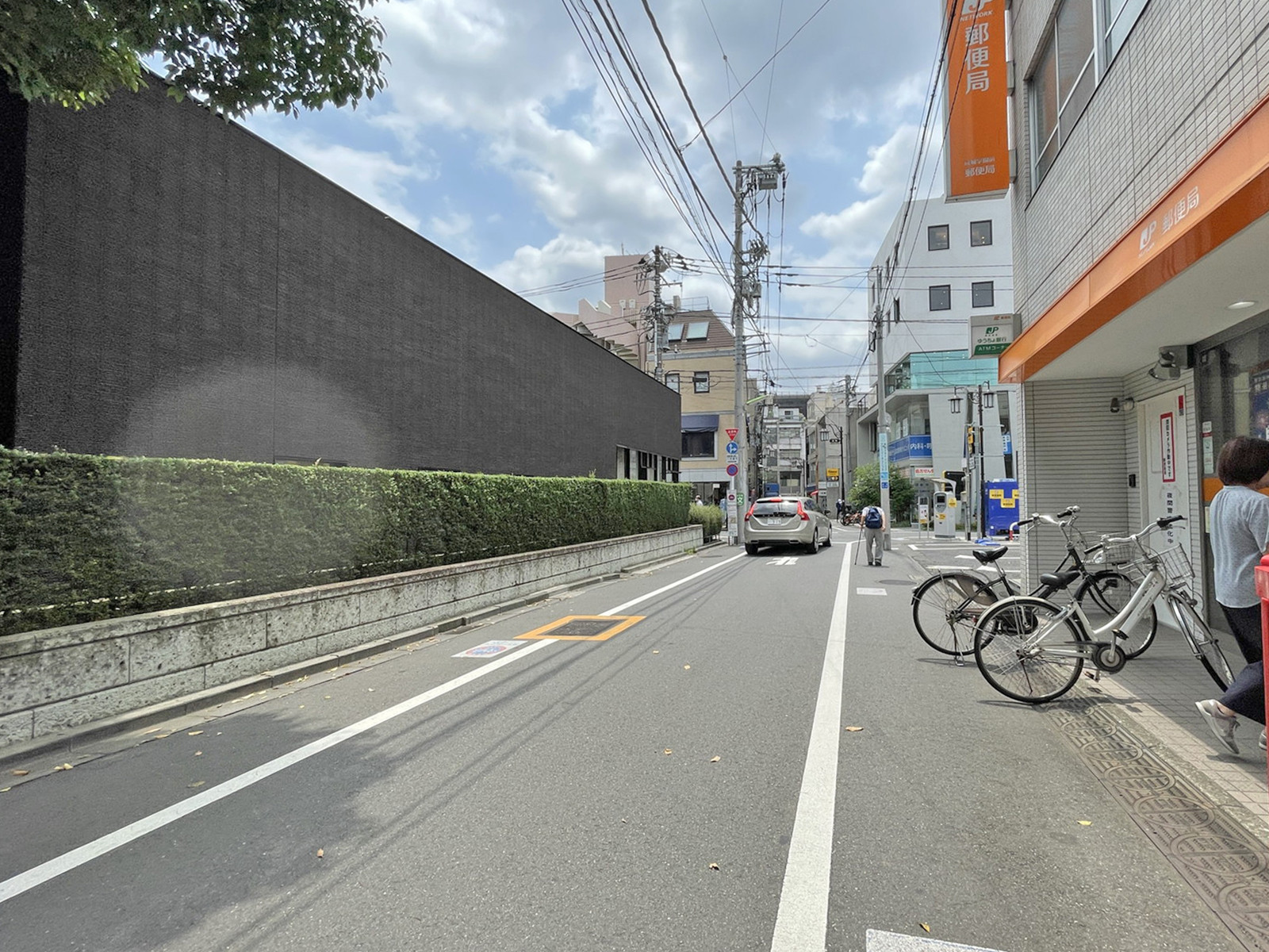 成城学園キクビル前面の通り