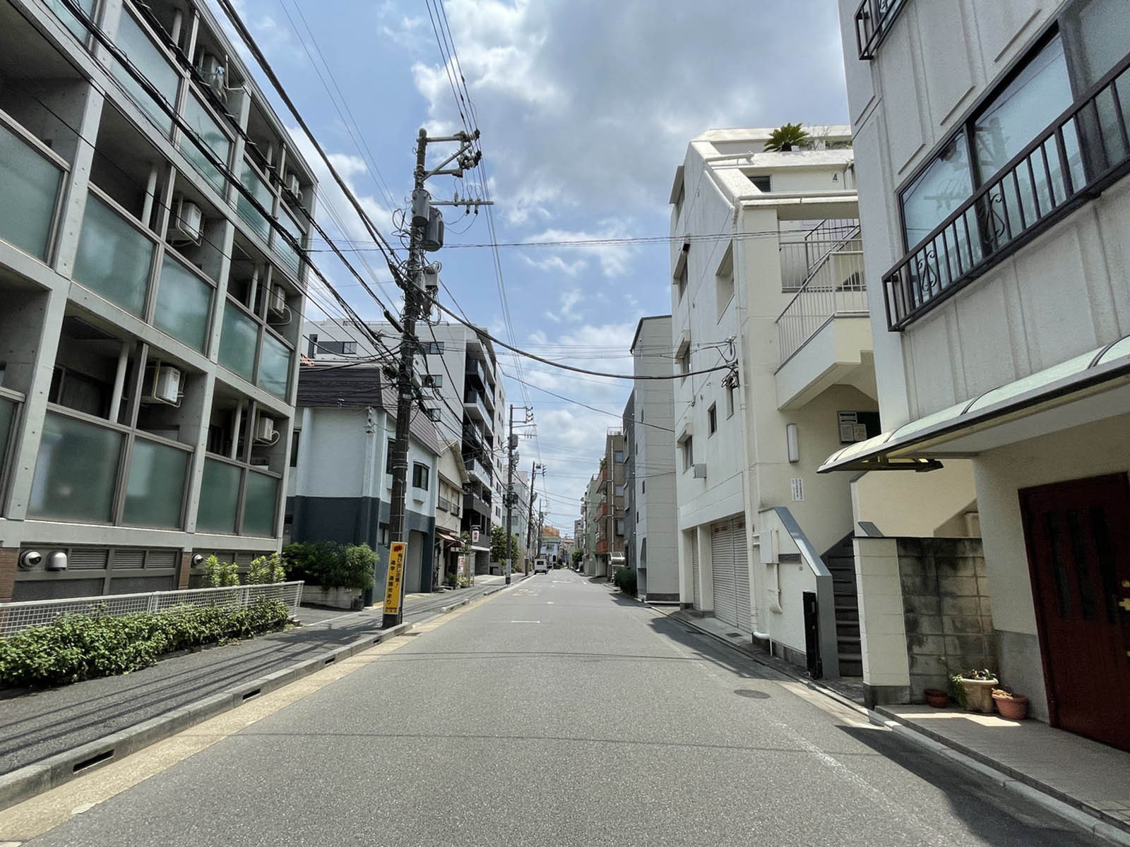 荒井ビル前面の通り