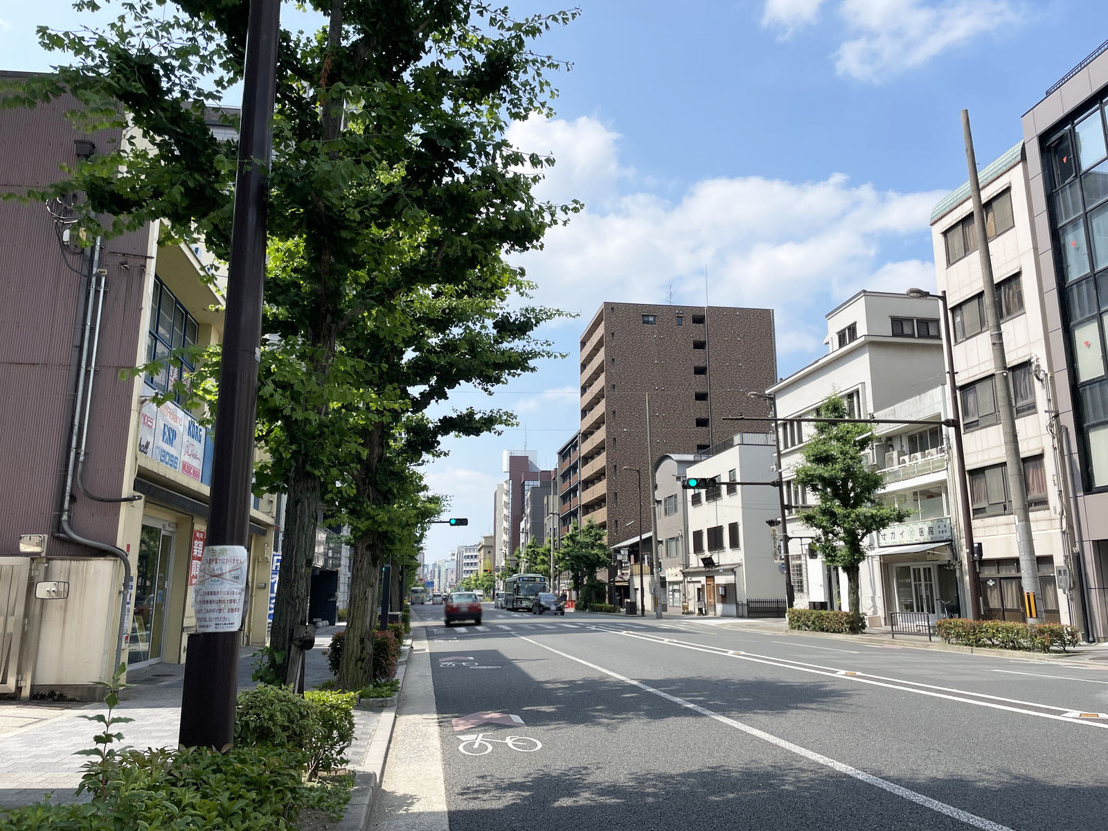 増井ビル前面の通り