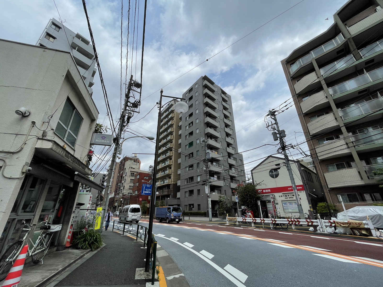 ワコーレ千駄木ビル前面の通り
