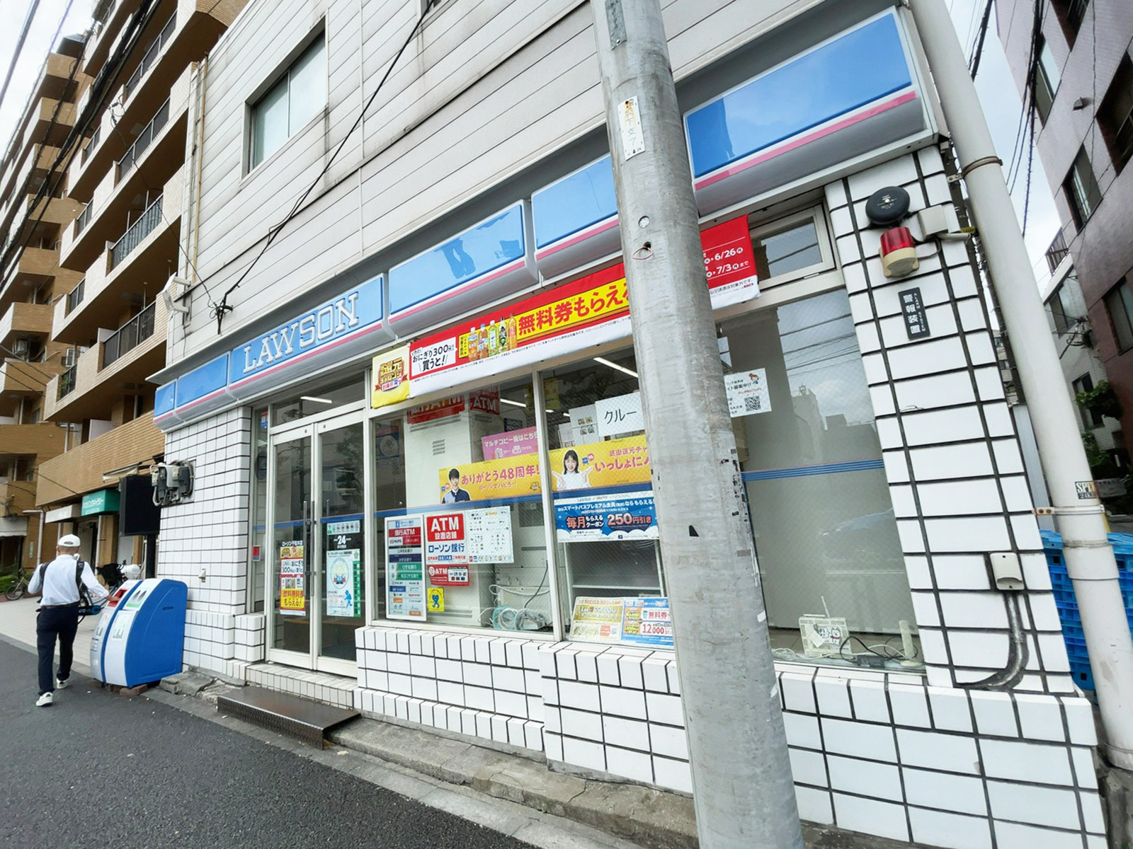 徒歩1分のローソン 千駄木店