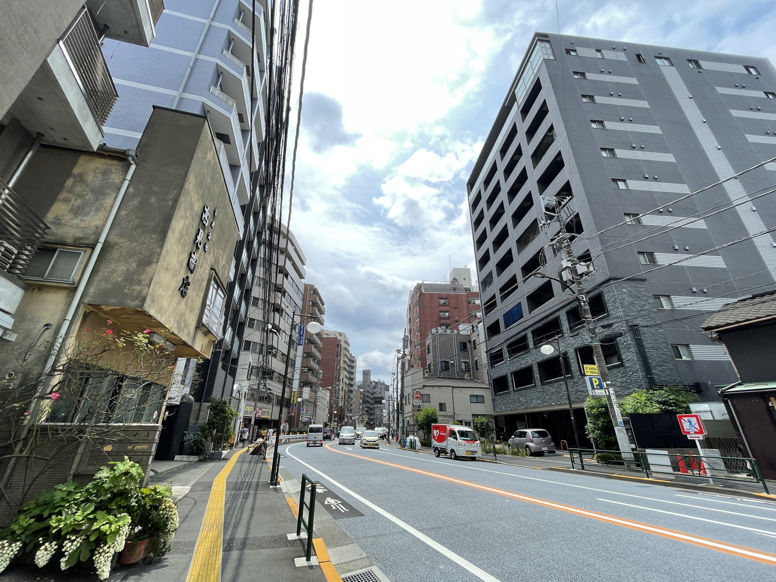 ダイヤビル前面の通り