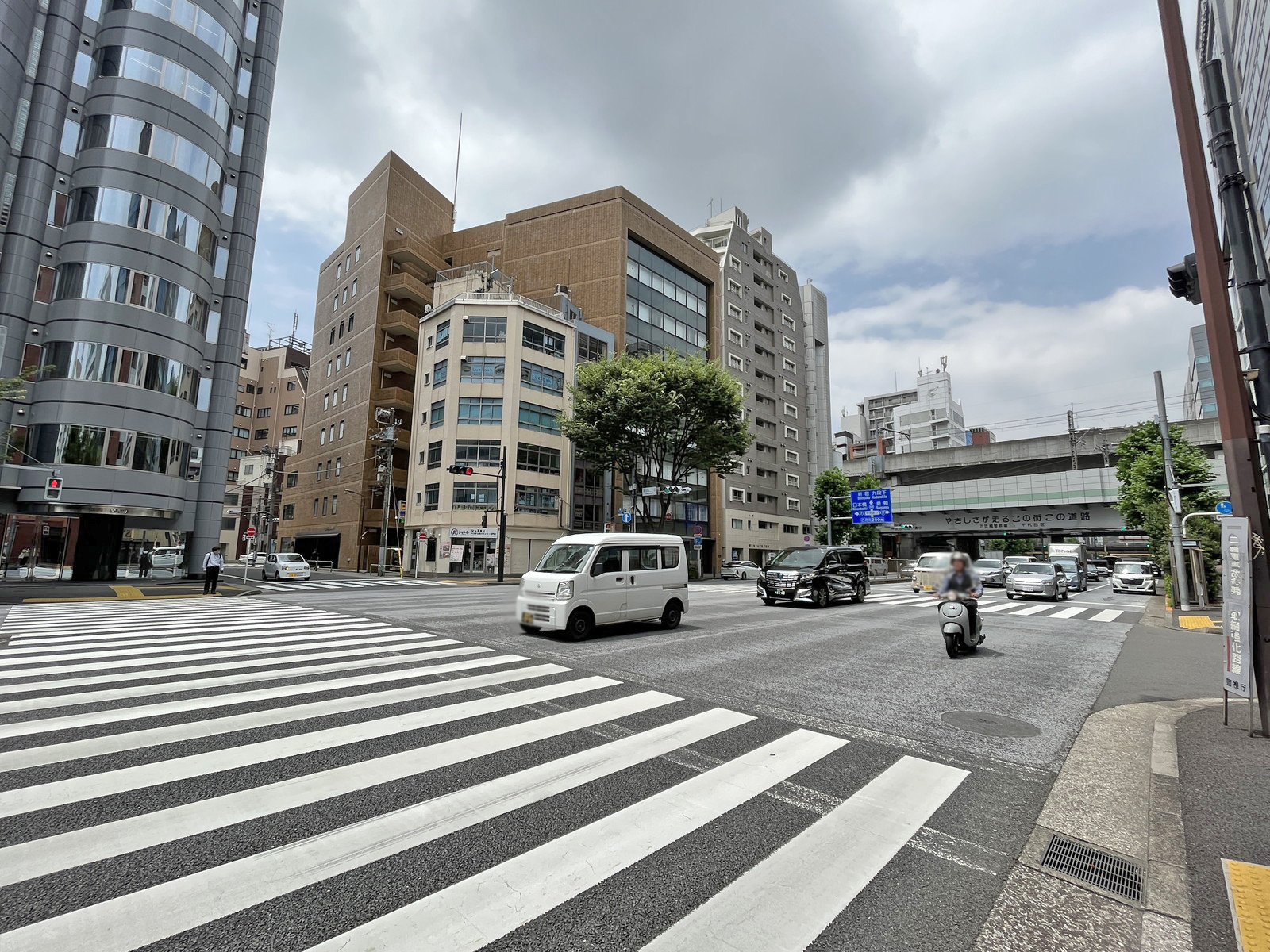 宮川ビル前面の靖国通り