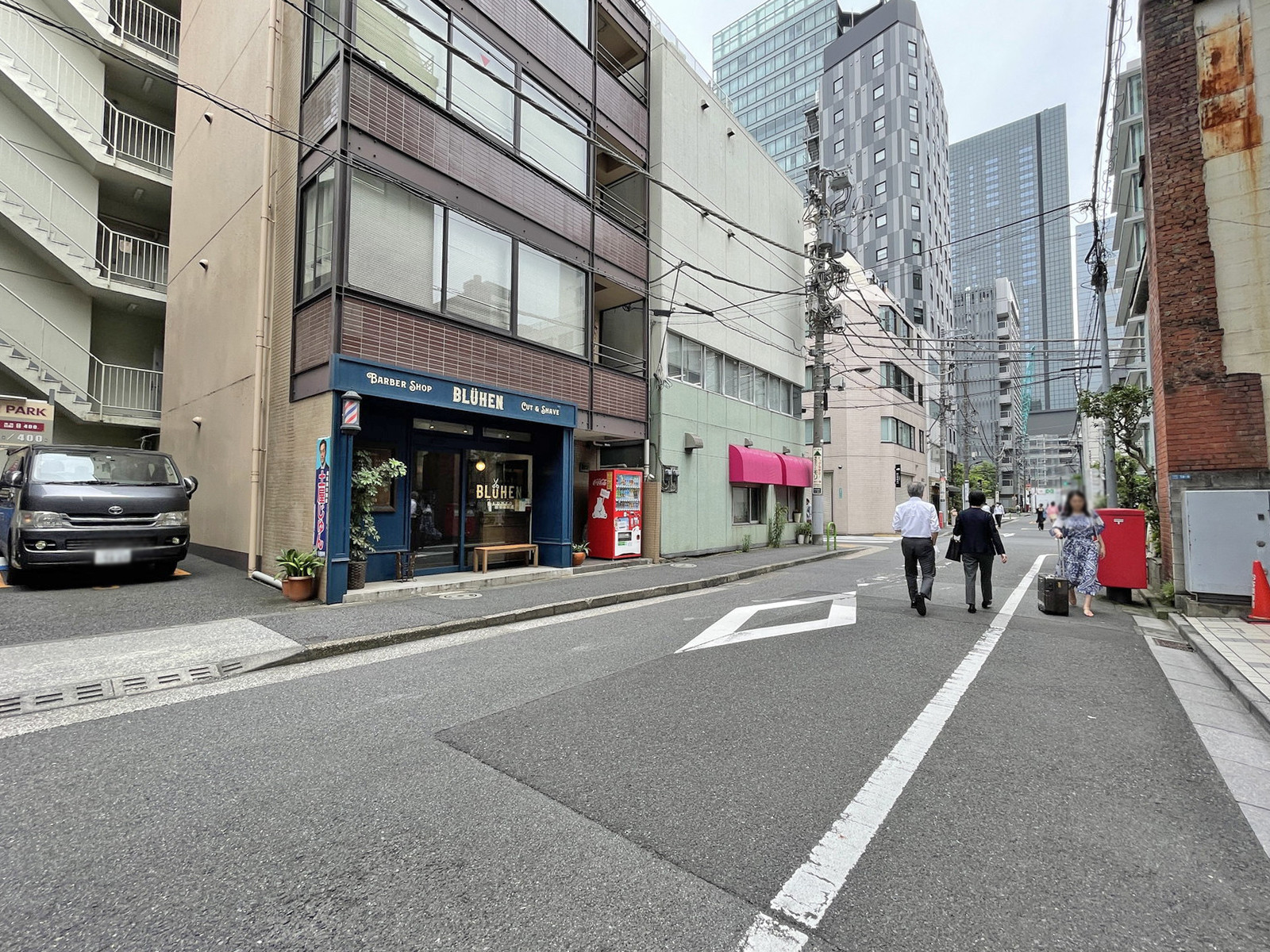 瀧山ビル前面の通り