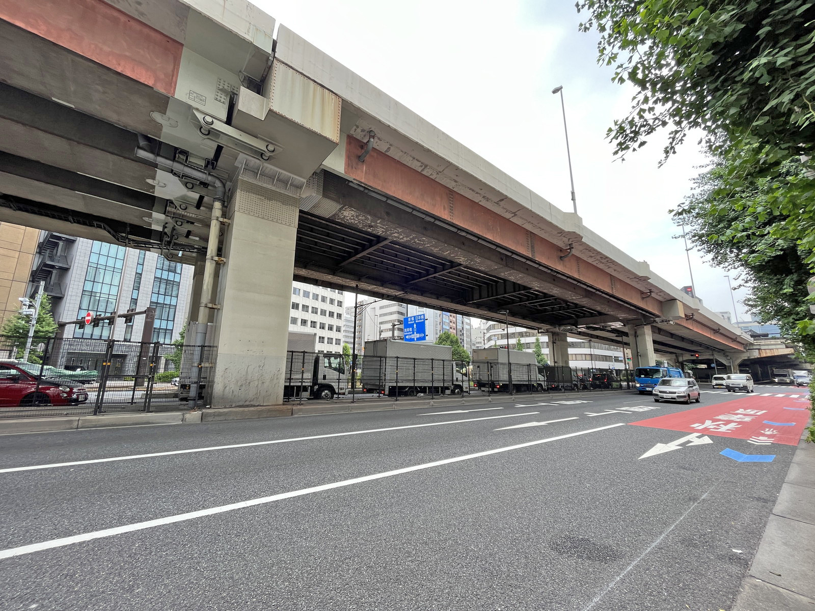 岩本町ビル前面の昭和通り