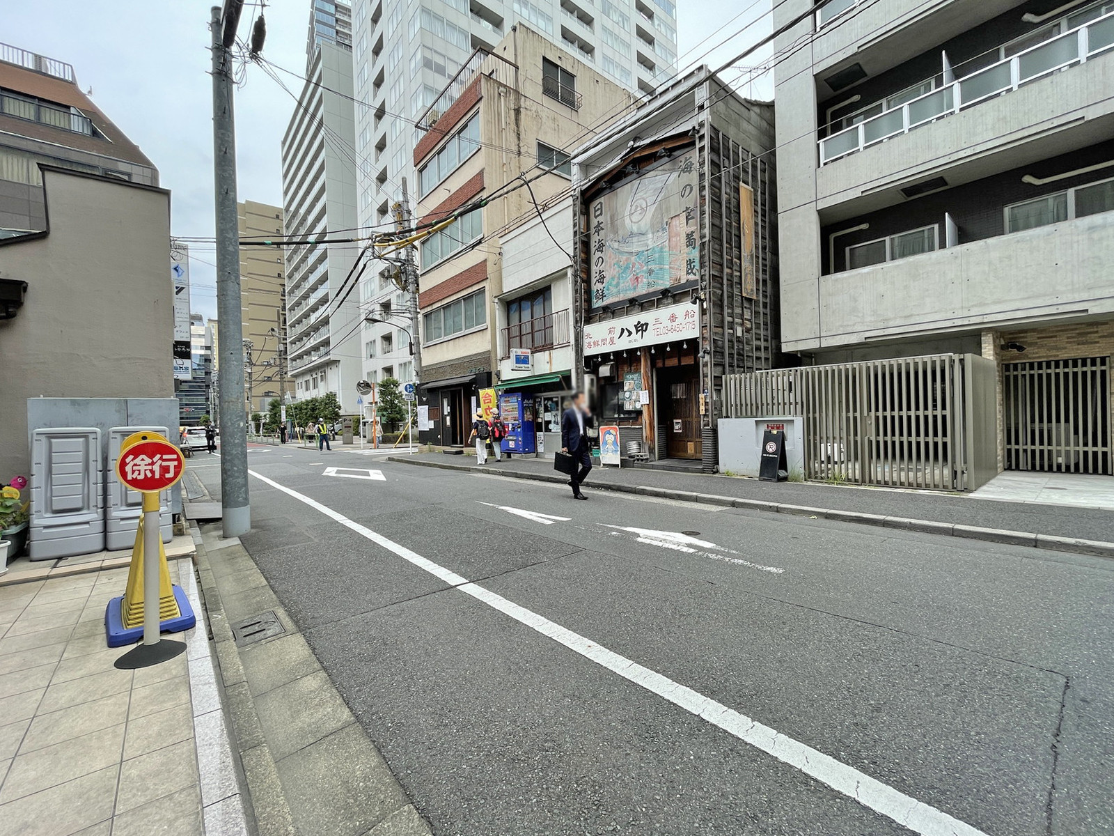 東京戸張ビル前面の通り