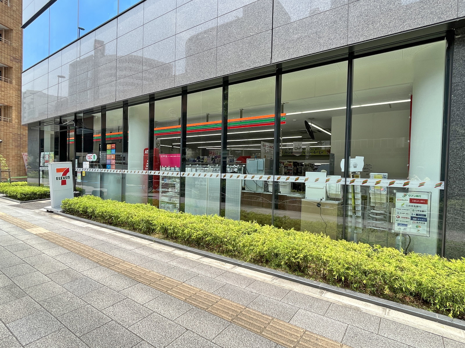 同じ並びのセブンイレブン神田岩本町店