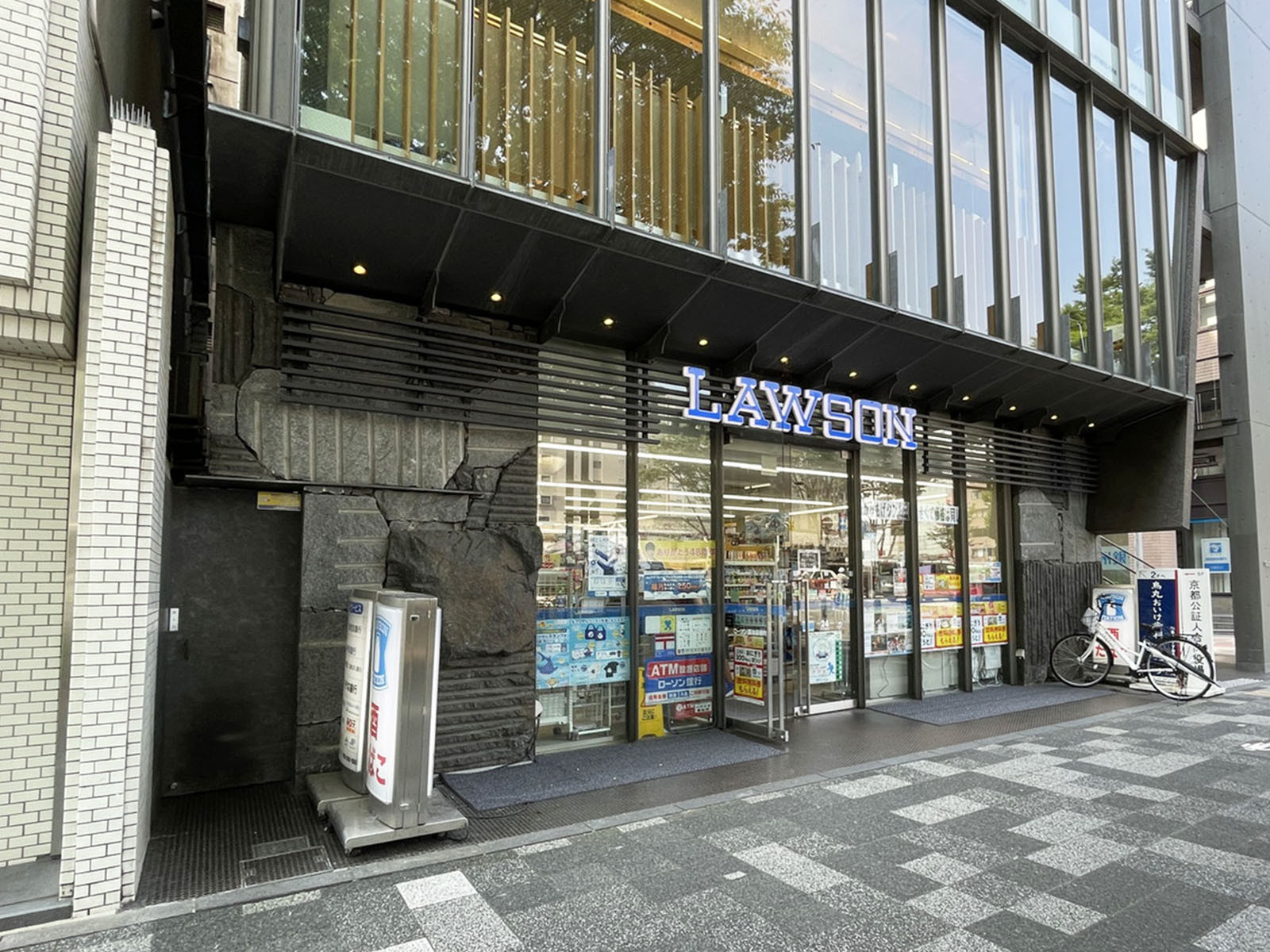 並びにあるローソン 御池笹屋町店