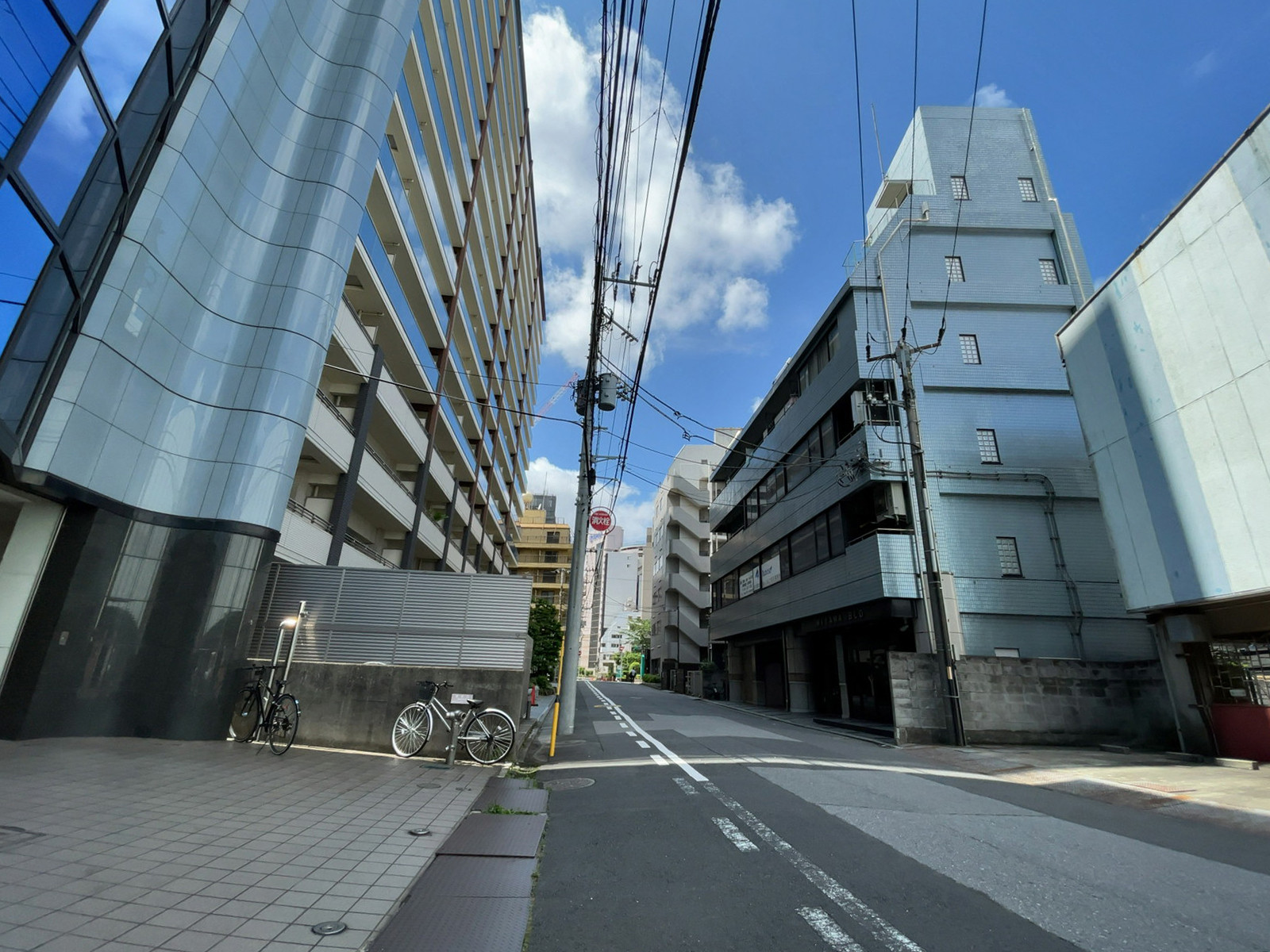 新宿ミハマビル前面の通り