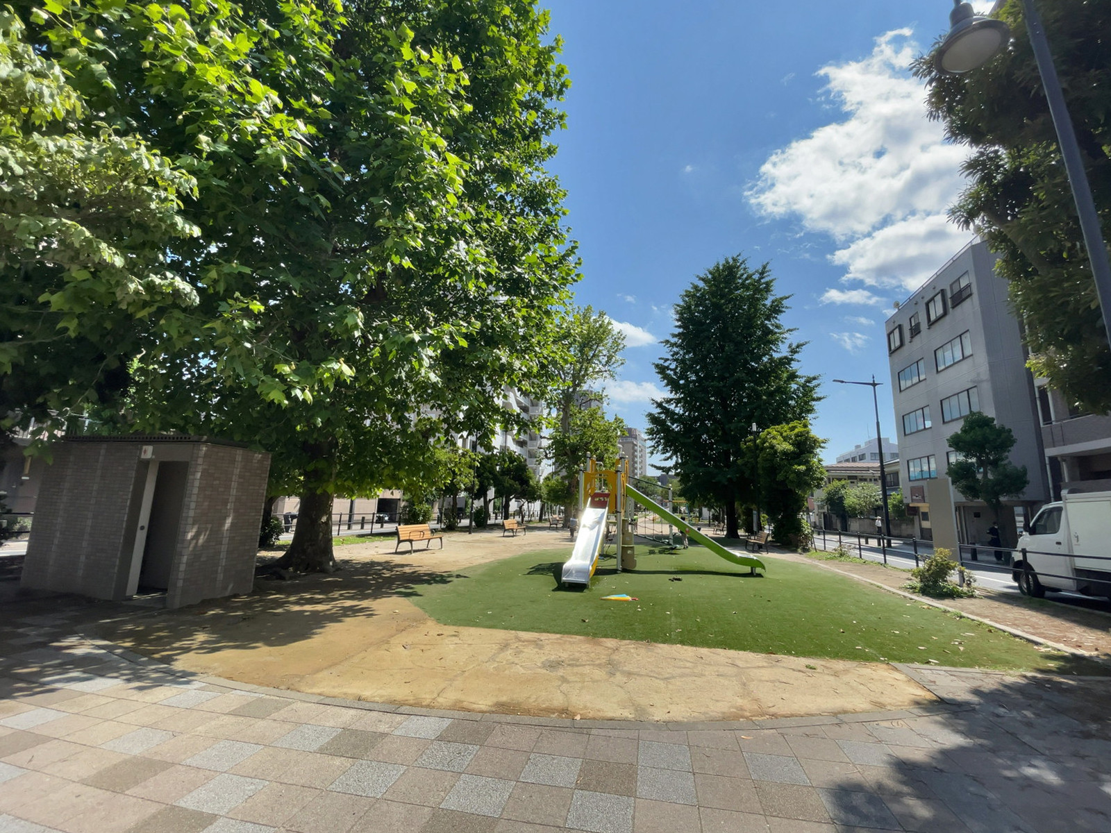 ビル前の新宿公園
