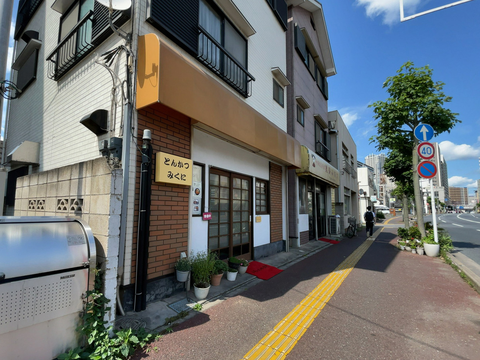 ビル前の飲食店