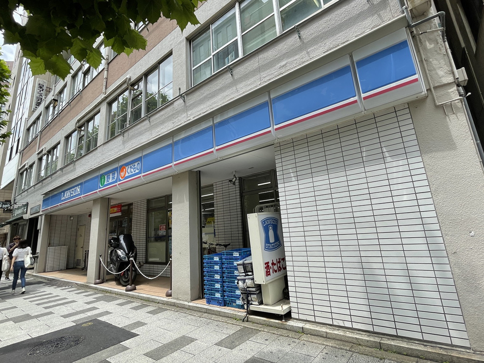 斜め向かいのローソン 新宿御苑前店