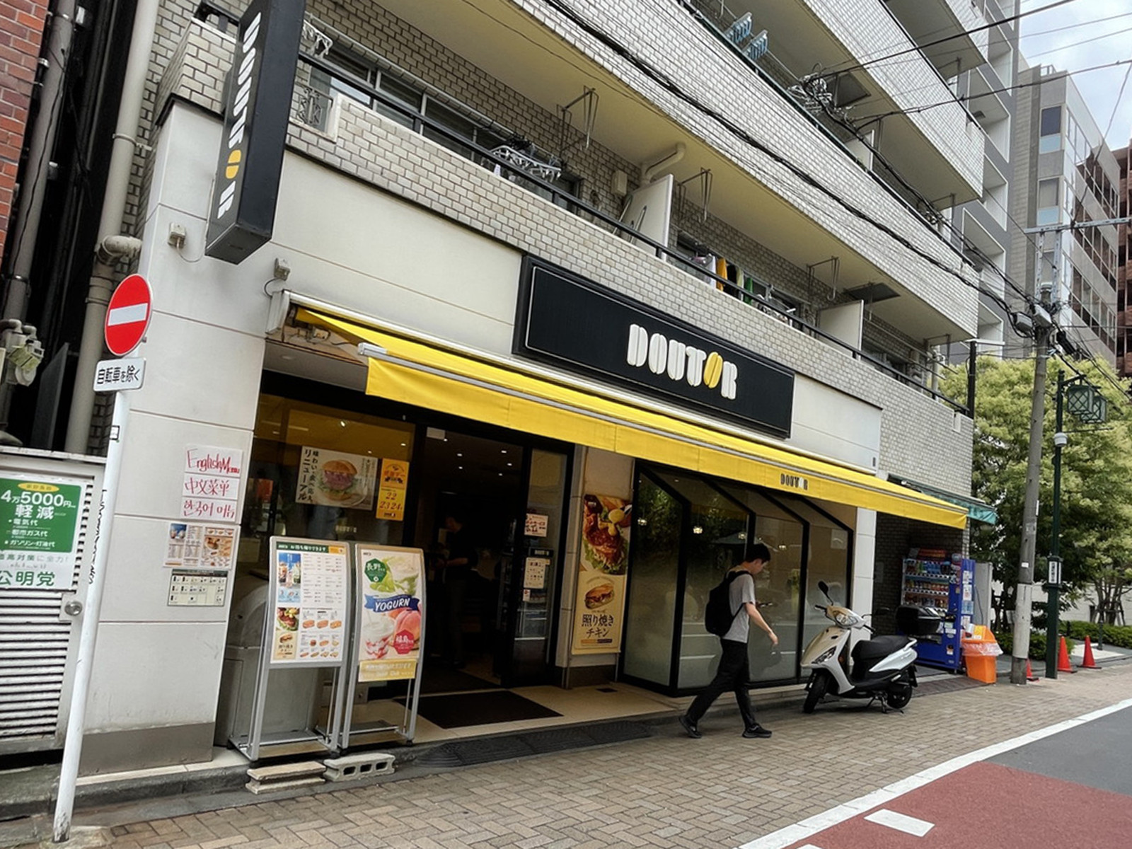 周辺には飲食店が複数あり
