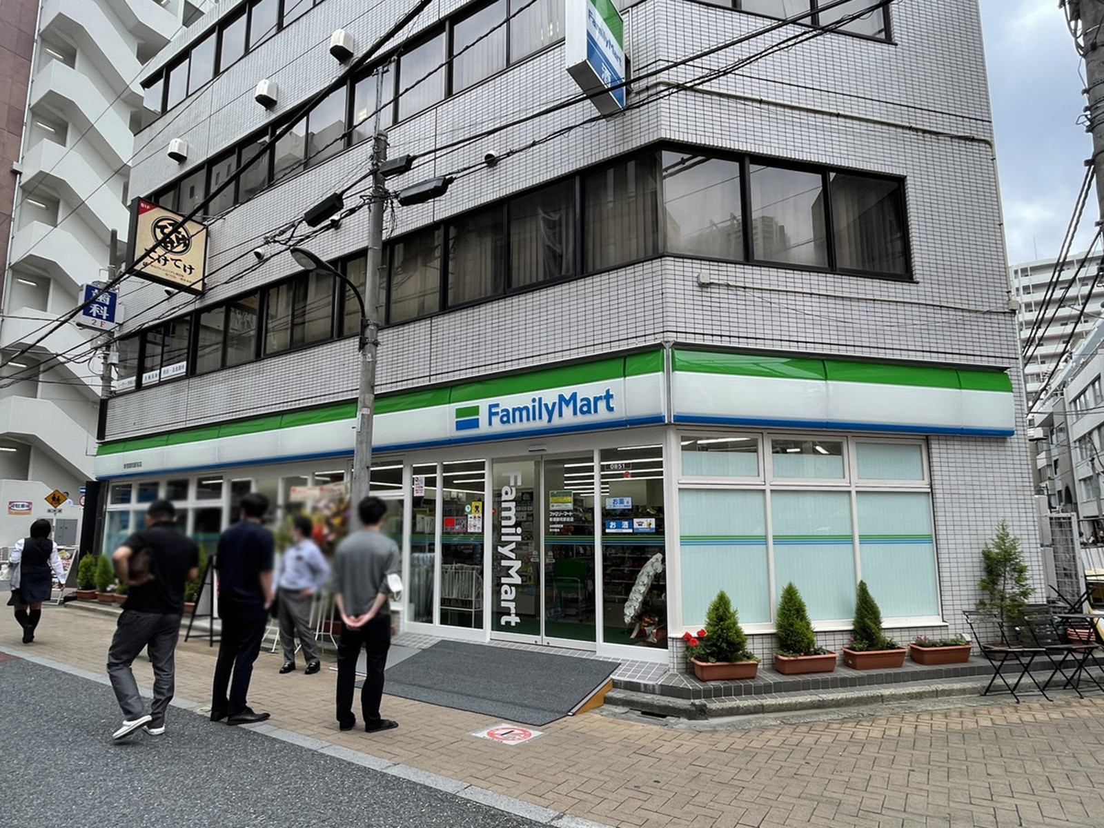 徒歩1分のファミリーマート新宿御苑駅前店