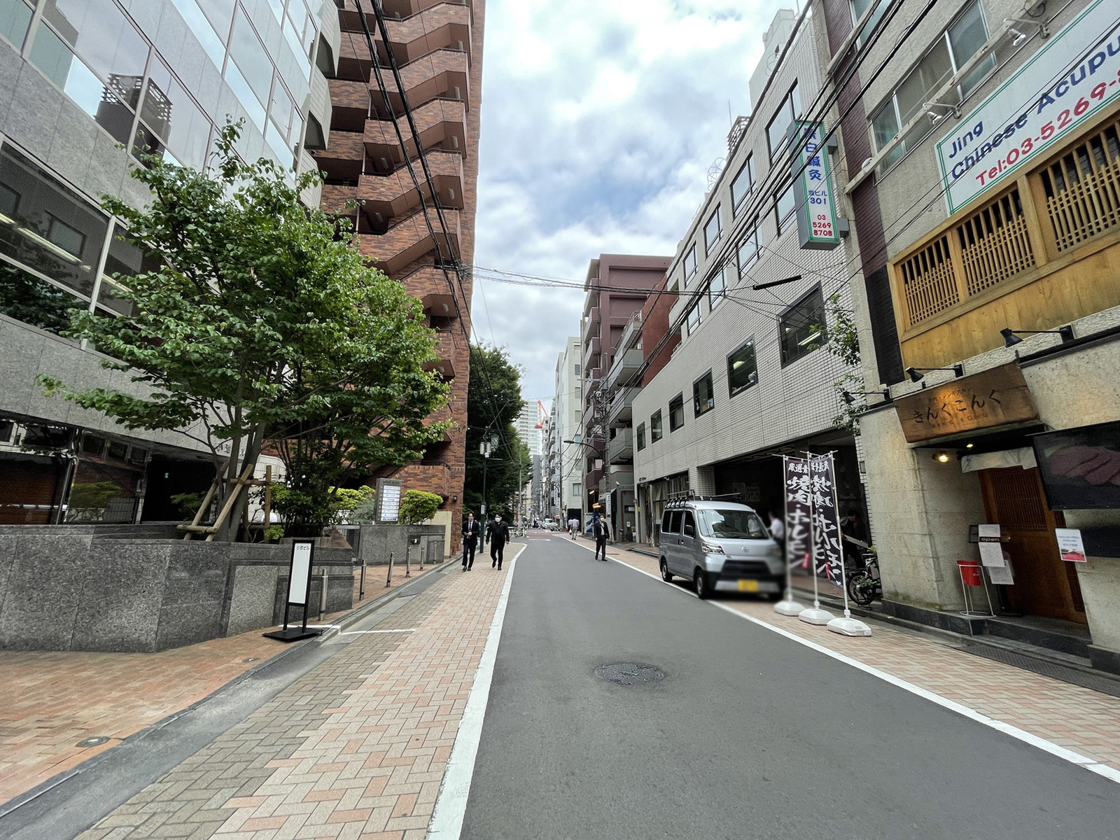 Uni-works新宿御苑前面の通り