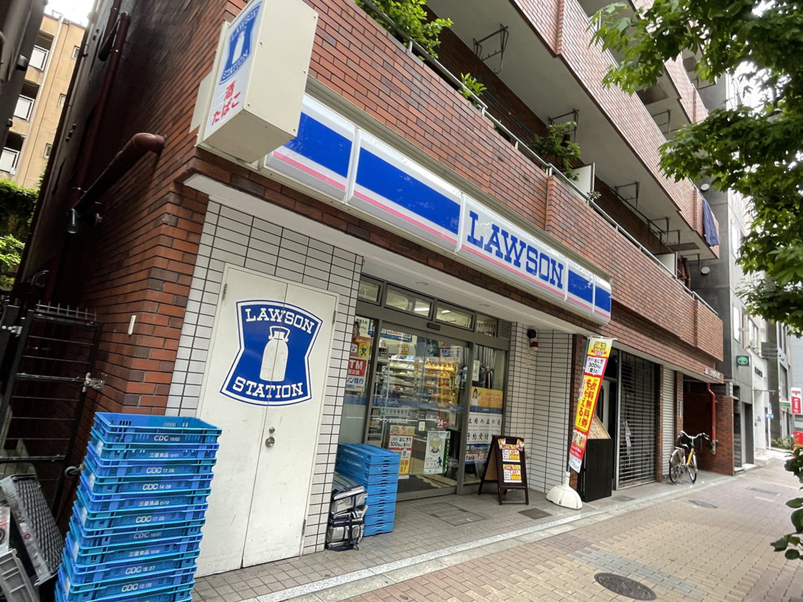 徒歩2分のローソン 新宿御苑北店