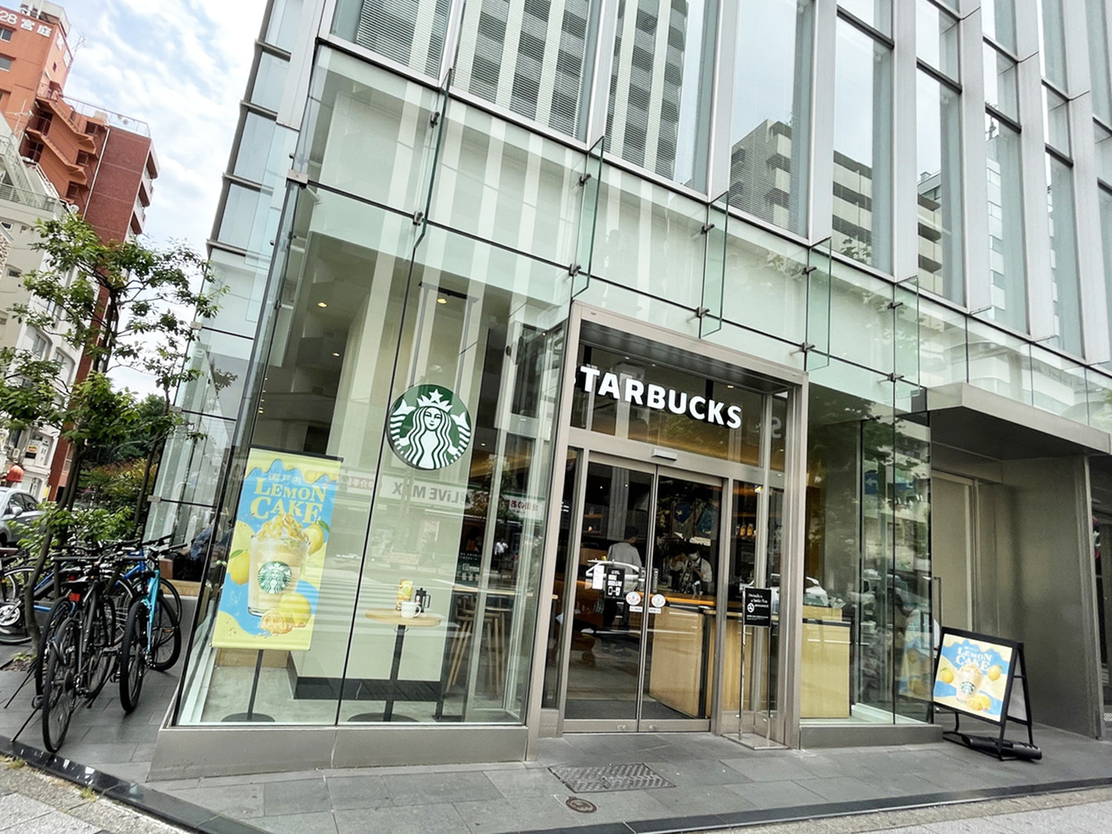徒歩1分のスターバックスコーヒー新宿2丁目店