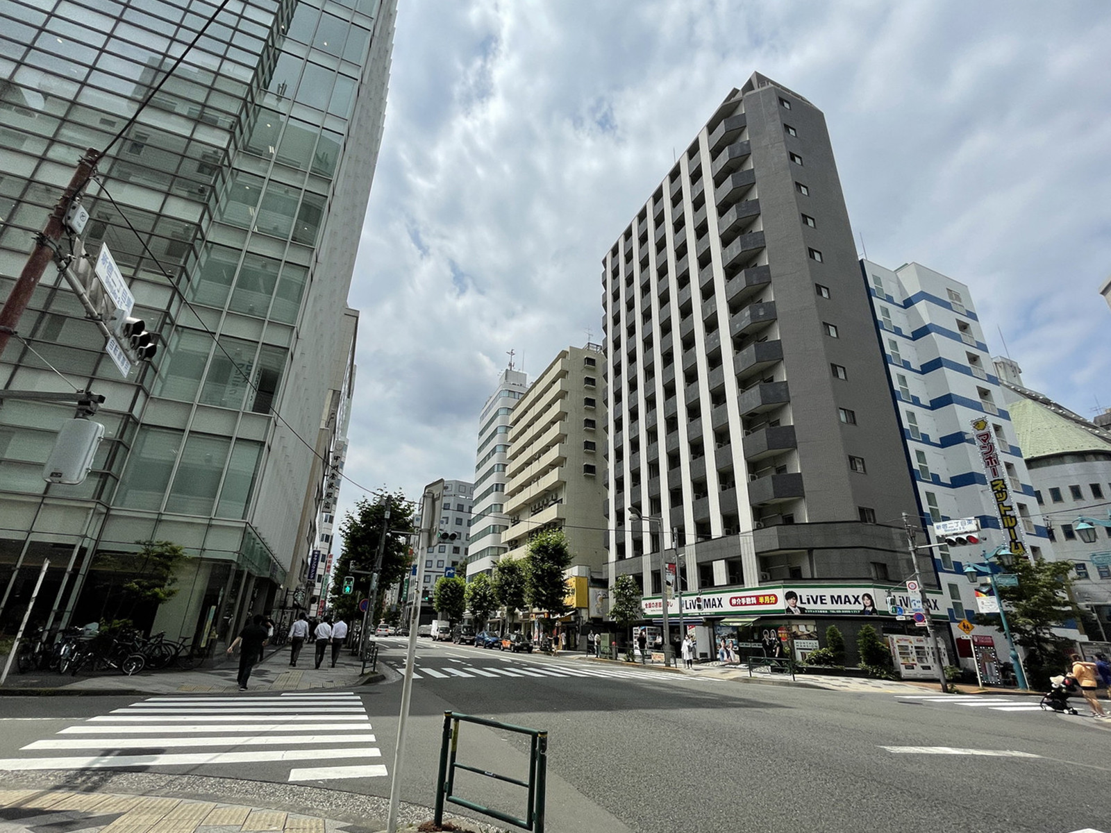 VORT新宿御苑前面の通り