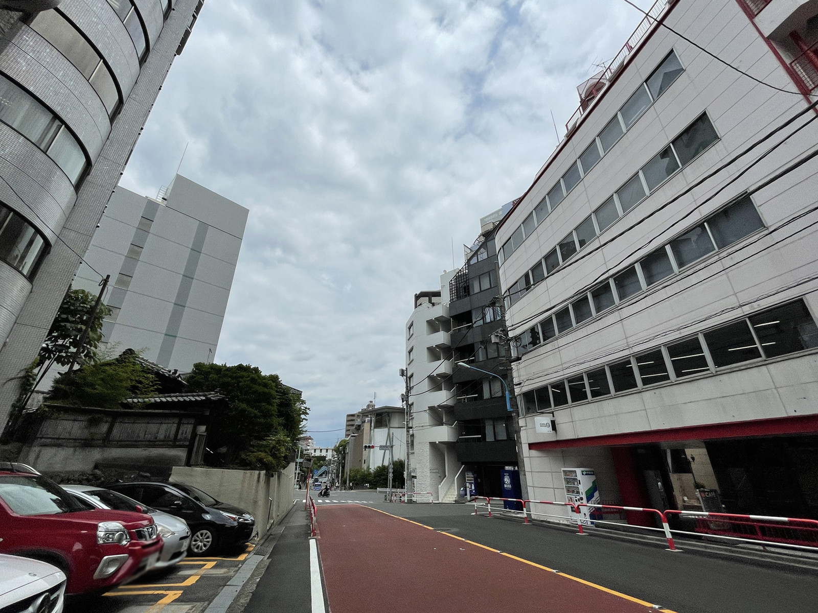 四谷4丁目32番4号ビル前面の通り