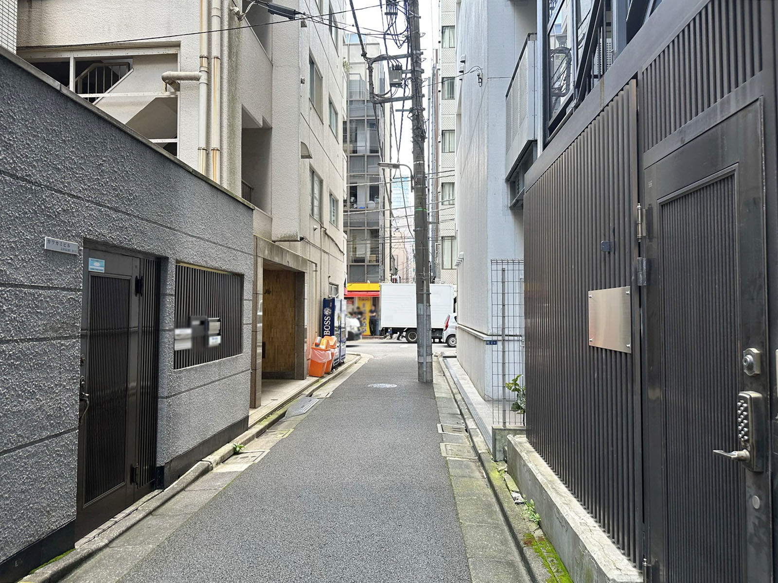カワカミビル前面の通り