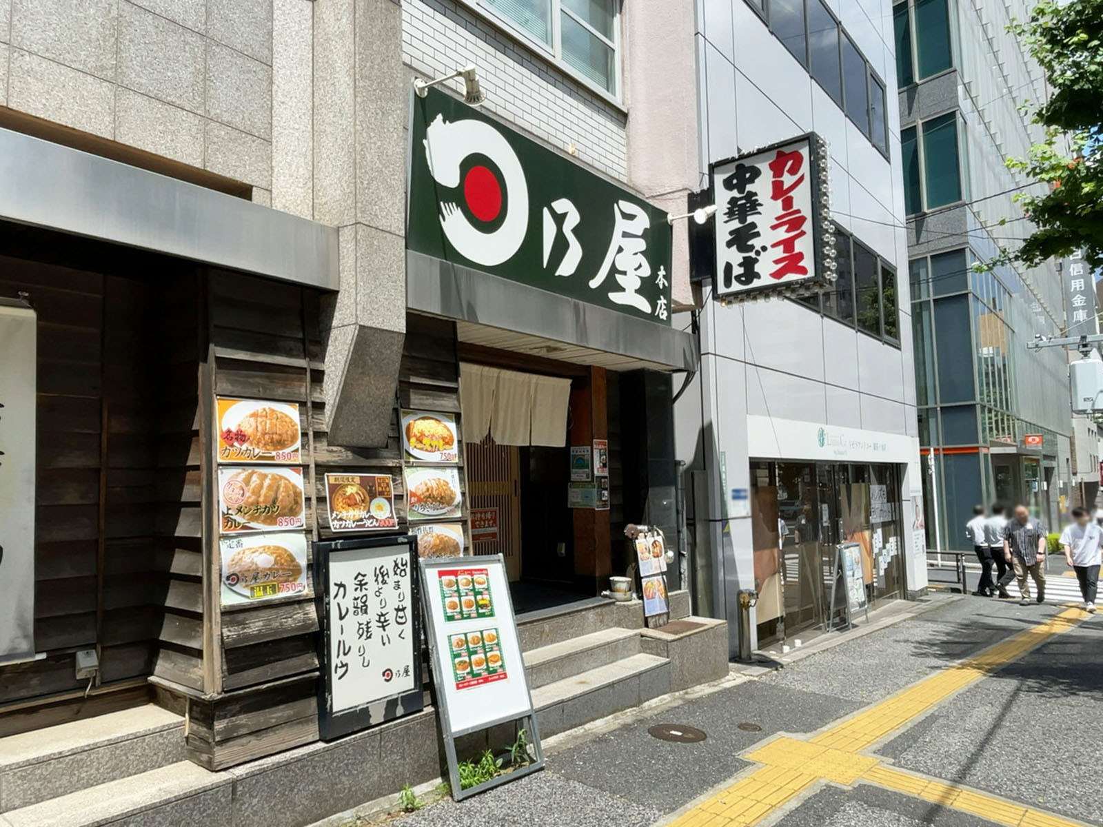徒歩2分の日乃屋カレー 湯島本店