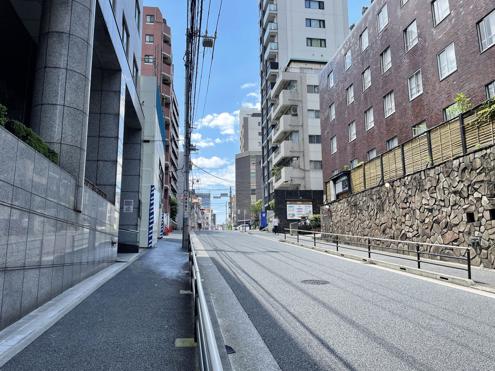 湯島ファーストビル前面の三組友