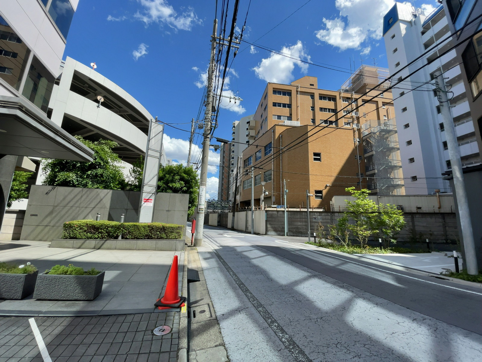 京急建設イマスビル前面の通り