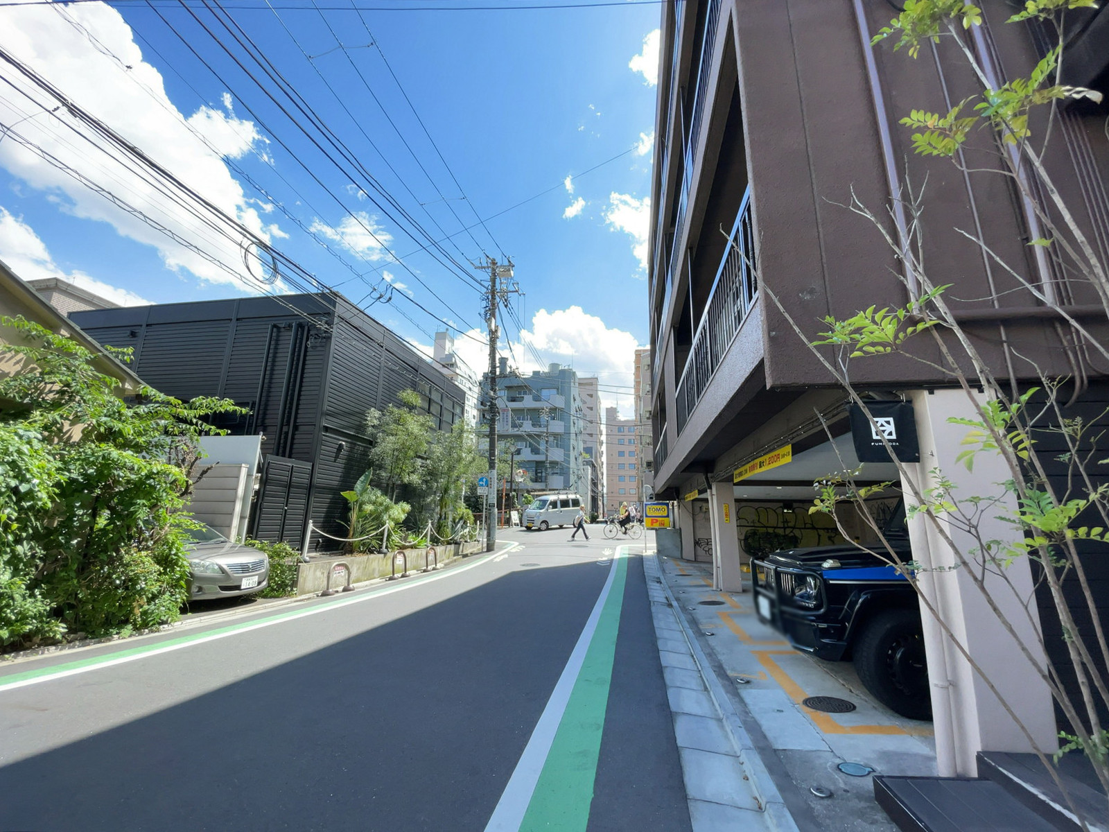 ME Bldg.前面の通り